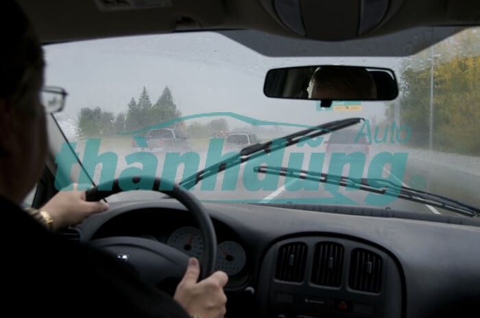 Kinh nghiệm xử lý kính ô tô mờ cho tài xế khi trời mưa