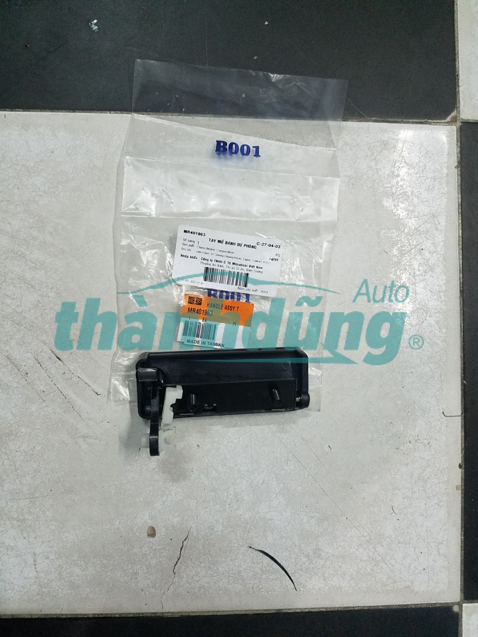 TAY MỞ BÁNH DỰ PHÒNG MITSUBISHI JOLIE