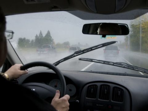 Kinh nghiệm xử lý kính ô tô mờ cho tài xế khi trời mưa