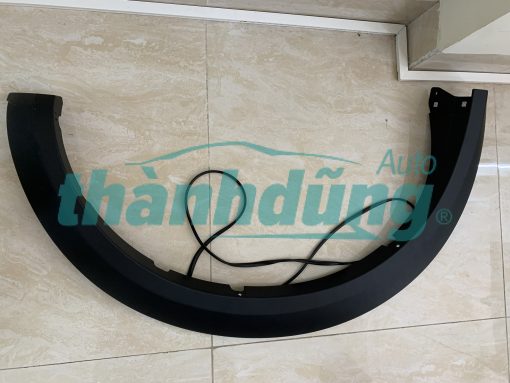 ỐP PHỒNG TAI XE TRÁI MITSUBISHI TRITON