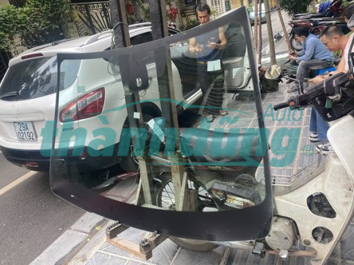 KÍNH CHẮN GIÓ TRƯỚC NISSAN QASHQAI 2011