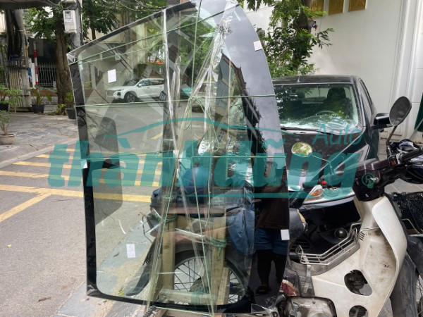 KÍNH CHẮN GIÓ TRƯỚC NISSAN KICKS SR 2023 | 727005RW0B KÍNH CHẮN GIÓ TRƯỚC NISSAN KICKS SR 2023 | 727005RW0B