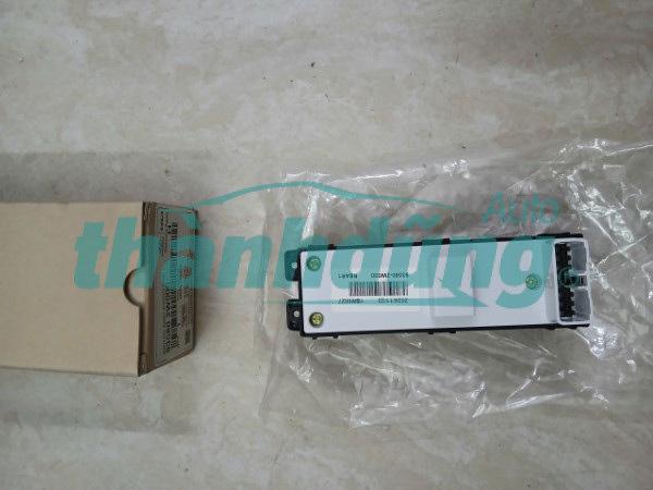 CÔNG TẮC LÊN KÍNH TRƯỚC PHỤ HYUNDAI SANTAFE | 935802W000